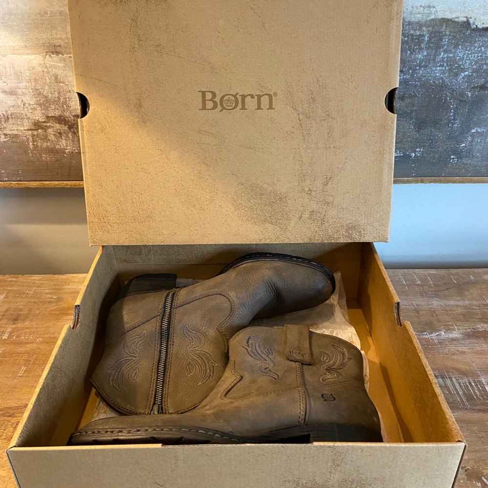 Born Riven Western Ankle Boots Grey Snare size 9.5 Bootie